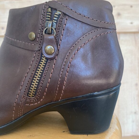 Clarks brown leather ankle boots. Size 9N - Picture 7 of 11